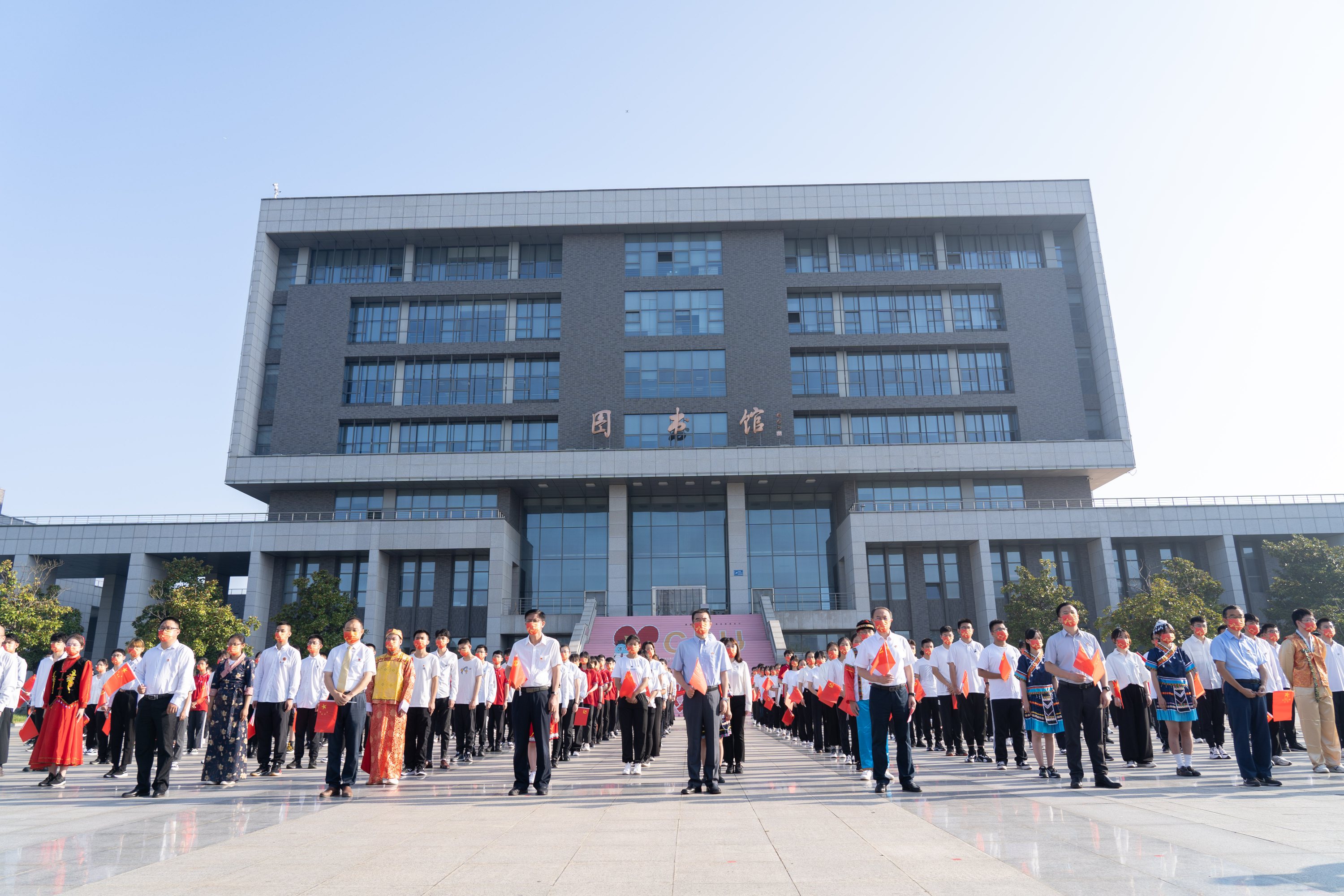 我校举行“国旗下的公开课”第十九次集体课程暨“请党放心，强国有我”庆祝中华人民共和国成立72周年升国旗仪式